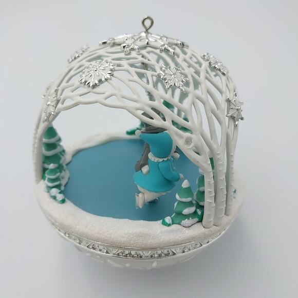 Hallmark Winter Wonderland Keepsake Ornament Club QxC5306‎ Snowmen Ice Skating - Picture 4 of 4